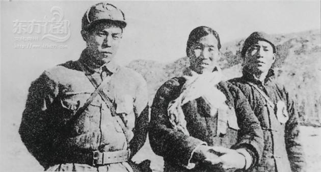 晋察冀边区战斗英雄邓世军(左,子弟兵母亲戎冠秀(中)和爆炸英雄李勇